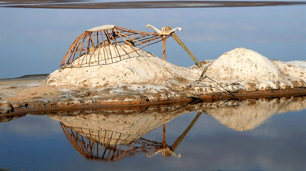 Vyschlé solné jezero Chott el-Jerid. Vyschlá proláklina je pozstatkem dávných...