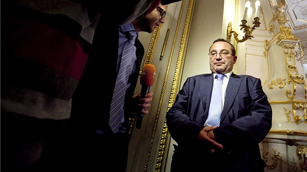 Josef Dobe po tiskov konferenci ke sv rezignaci na post ministra kolstv. (22. bezna 2012)