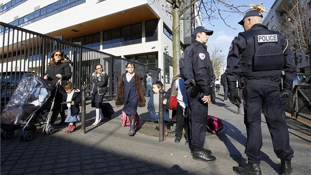 Francouztí policisté hlídají u vchodu do idovské koly v Paíi. (19. bezna