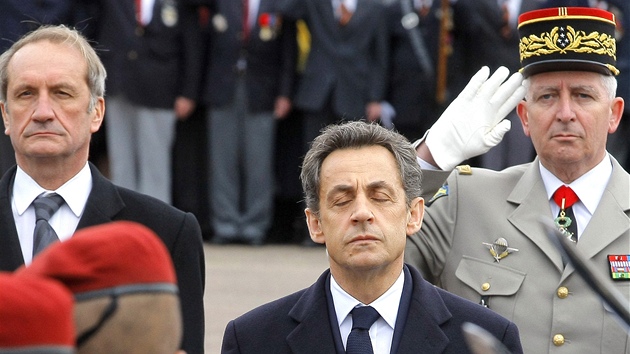 Francouzský prezident Nicolas Sarkozy a ministr obrany Gerard Longuet (vlevo)...