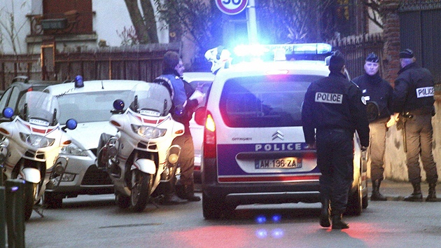 Francouztí policisté uzaveli nkolik blok ve mst Toulouse. V jednom z dom