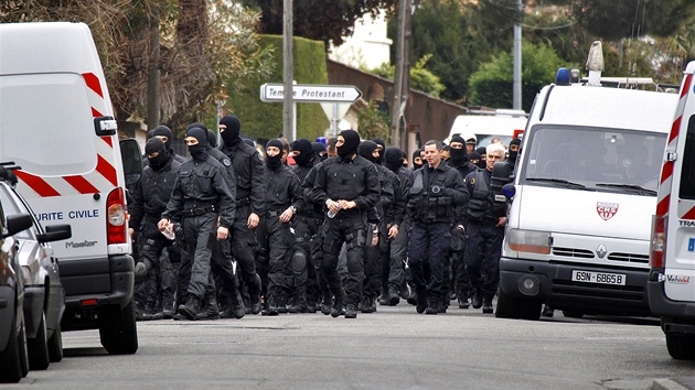 Francouztí policisté opoutjí okolí domu v Toulouse, ve kterém se skrýval