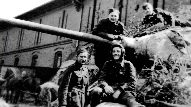 Na blatníku sedí velitel tanku Mikulá Konický, nad ním se o hlave opírá...