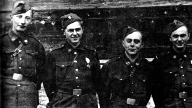 Těsně před nasazením do bojů o Ostravu. Zleva Jindřich Cilc, Jiří Porazík,... Těsně před nasazením do bojů o Ostravu. Zleva Jindřich Cilc, Jiří Porazík,...