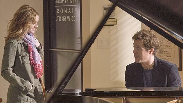 Drew Barrymore a Hugh Grant ve filmu Hudbu složil, slova napsal... (2007) Drew Barrymore a Hugh Grant ve filmu Hudbu složil, slova napsal... (2007)