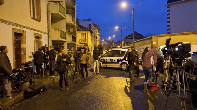 Novini ekaj u ulice v Toulouse, kde francouzsk policie v noci obklila dm, ve kterm se skrv dajn vrah dt a uitele v idovsk kole a vsadk. (21. bezna 2012)