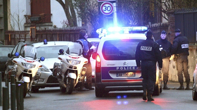 Francouzsk policie blokuje ulici v Toulouse, kde v noci obklila dm, ve...