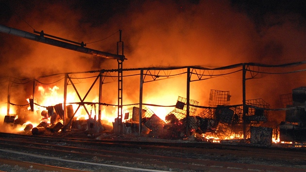 V areálu Synthesie vypukl ve tvrtek rozsáhlý poár. Místní jsou vak na podobné havárie zvyklí.