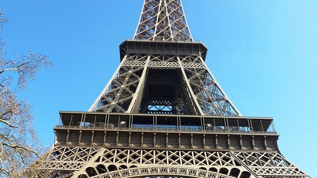 Eiffelova v m vetn antny na vrcholu 324 metr.