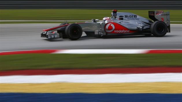 ZA RYCHLÝM ASEM. Jenson Button v prvním tréninku Velké ceny Malajsie formule 1.