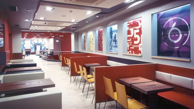 Takto vypadal nový interiér restaurace McDonald's na Václavském námstí v roce
