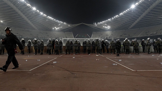 VÁLENÁ ZÓNA Policisté na Olympijském stadionu v Aténách ped derby