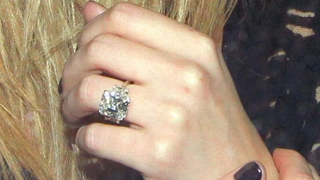 Hereka Hilary Duffová dostala od hokejisty Comrieho zásnubní prsten.