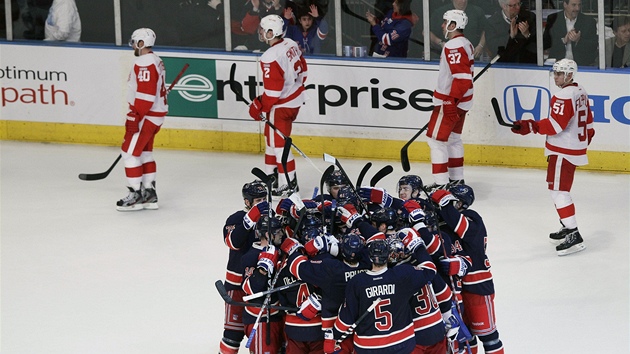 RADOSTNÝ CHUMEL. Hokejisté New York Rangers slaví vítzství, jejich protivníci