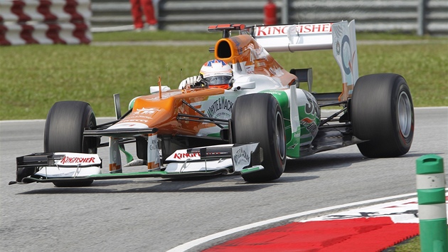 V ZATÁCE. Paul di Resta z týmu Force India pi tréninku na Velkou cenu