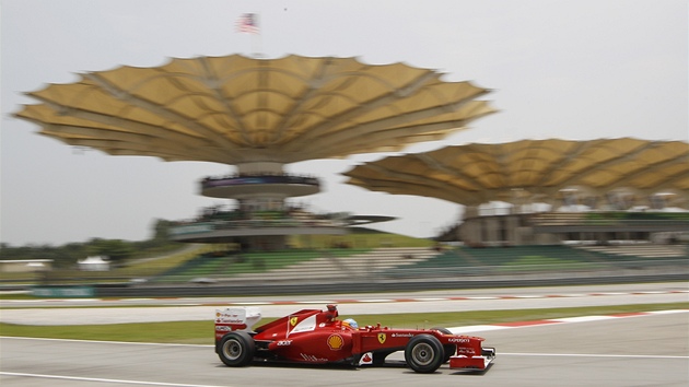 Lewis Hamilton pi loské Velké cen Malajsie, za ním se ene jeho týmový kolega Nico Rosberg.