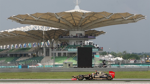 NA TRATI. Kimi Räikkönen z týmu Lotus pi tréninku na Velkou cenu Malajsie v