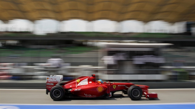 JAKO MIK. Fernando Alonso z týmu Ferrari pi tréninku na Velkou cenu Malajsie