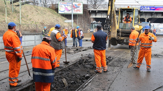 Havárie vodovodu u hlavního nádraí v Plzni v Sirkov ulici. 