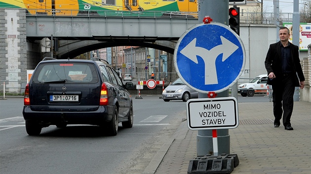 Uzavírka Prokopovy ulice v Plzni kvli oprav elezniního mostu komplikuje