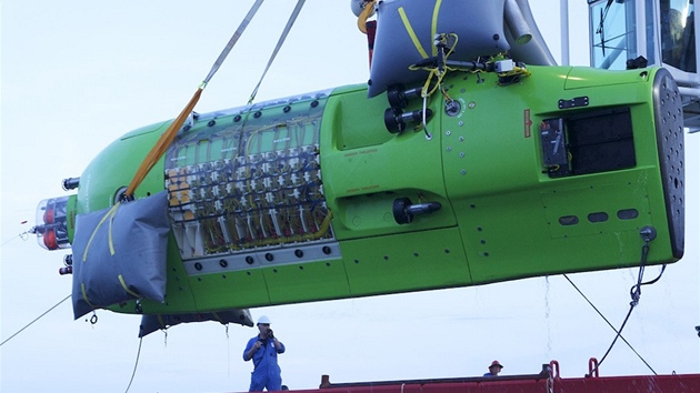 Cameronova ponorka Deepsea Challenger ped sputním do oceánu