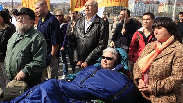 Na demonstraci proti zdravotnickým reformám ped budovou ministerstva