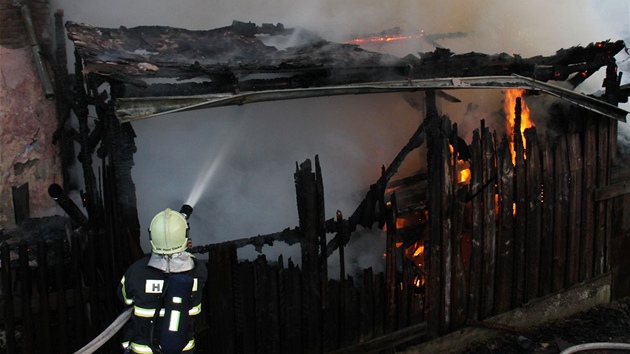 Poár rodinného domu ve Vodné na Karlovarsku. (22. 3. 2012)