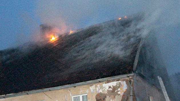 Poár rodinného domu ve Vodné na Karlovarsku. (22. 3. 2012)