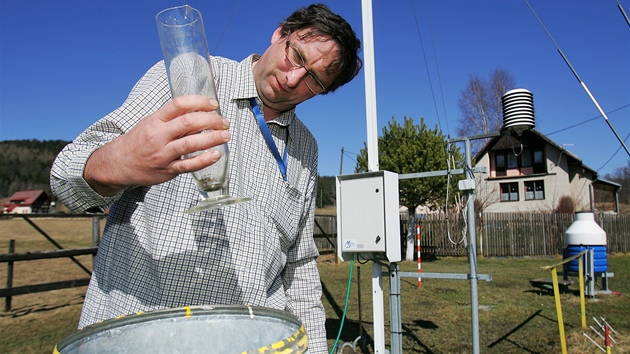 Pozorovatel Českého hydrometeorologického ústavu v Šindelové Rudolf Kovařík. Pozorovatel Českého hydrometeorologického ústavu v Šindelové Rudolf Kovařík.