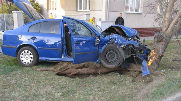 Policejn vz v civilnm proveden (na snmku) pi pronsledovn motorke pedjdl kolonu aut a narazil do odboujcho auta. Pot navc narazil i do stromu ped domem.