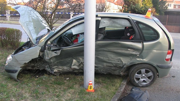 Policejn vz v civilnm proveden pi pronsledovn motorke pedjdl kolonu aut a narazil do odboujcho auta. To pak navc jet narazilo do sloupu veejnho osvtlen.