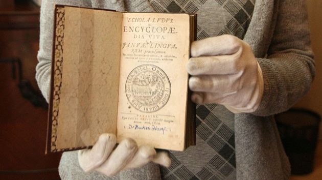 Kurtorka vstavy Helana Kovov ukazuje jeden ze ty na svt dochovanch exempl prvnho vydn Komenskho spisu Schola ludus (kola hrou) z roku 1656, kter zskalo Muzeu Komenskho v Perov.
