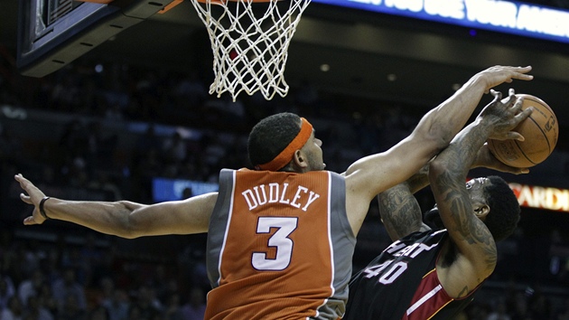 Jared Dudley z Phoenixu blokuje Udonise Haslema z Miami. Jared Dudley z Phoenixu blokuje Udonise Haslema z Miami.