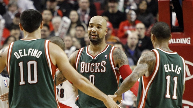 Basketbalisté Milwaukee Bucks slaví dalí úspch. Zleva Carlos Delfino, Drew