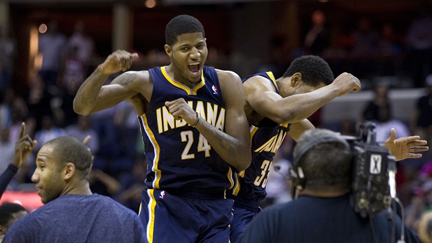 Paul George (24) a Danny Granger slaví výhru Indiany nad Washingtonem.