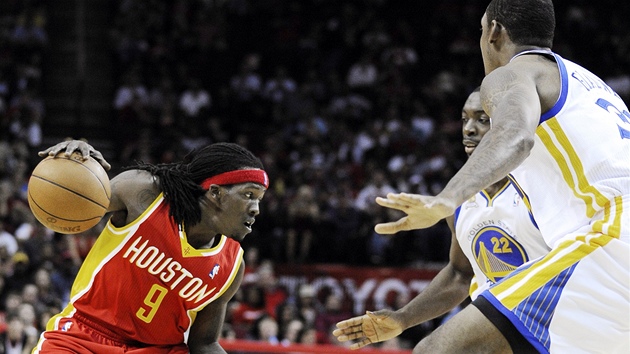 Courtney Fortson (vlevo) z Houstonu plánuje prnik obranou Golden State kolem