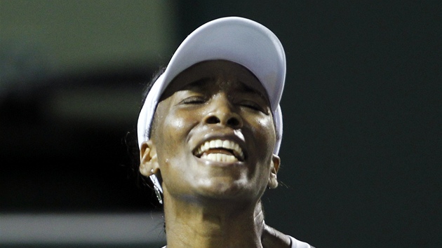 CHA CHÁ. Venus Williamsová se proti Pete Kvitové smála jako poslední.