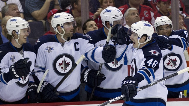 Spencer Machacek a zbytek Winnipeg Jets slaví gól proti Washingtonu Capitals.