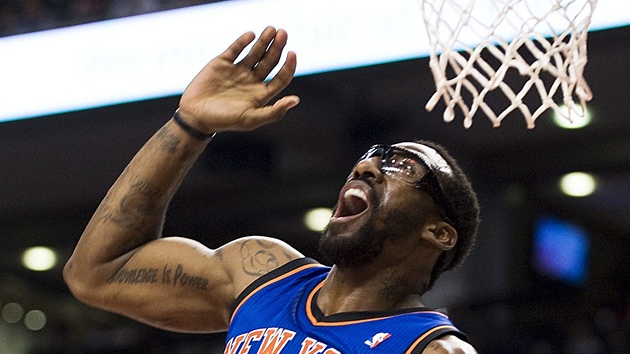 Amar'e Stoudemire z New Yorku sleduje, jak dopadne jeho stelecký pokus.