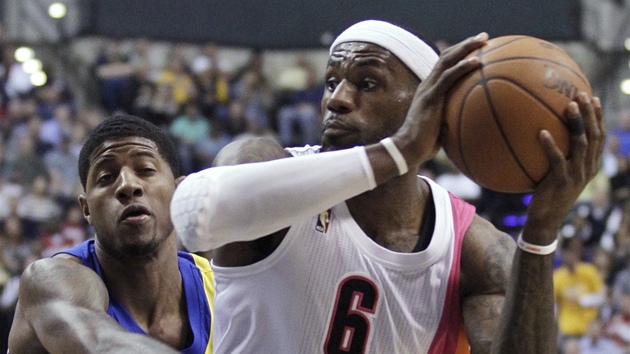 Paul George (vlevo) z Indiany hlídá LeBrona James z Miami. Paul George (vlevo) z Indiany hlídá LeBrona James z Miami.