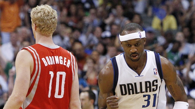 Jason Terry z Dallasu se raduje z trefy, Chase Budinger z Houstonu je patrn