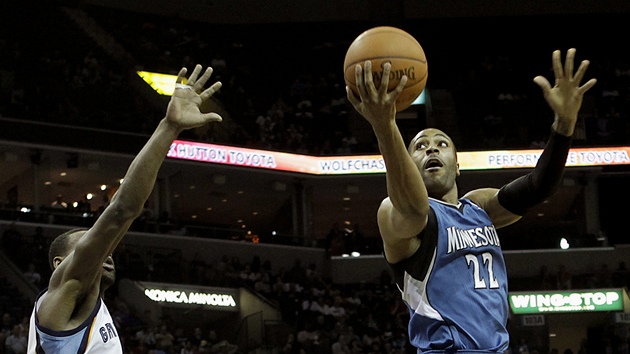 Wayne Ellington z Minnesoty dlá paseku v obran Memphisu.