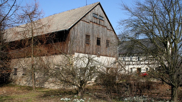 Pedjarn zti probouzejcho se sadu u farmy v osad Kleinhennersdorf