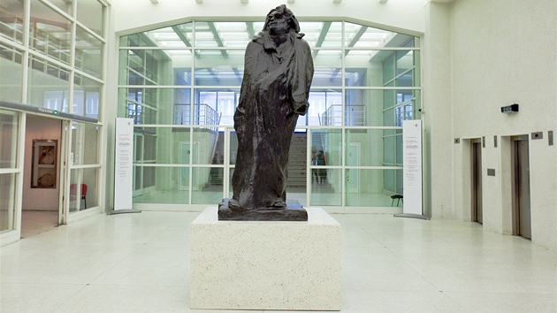 Sthovac firma pemstila ve Veletrnm palci sochu spisovatele Honor de Balzaca od sochae Augusta Rodina (22. bezna 2012, Praha). 