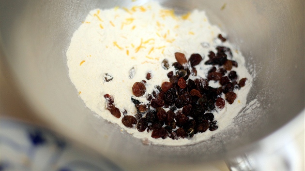 Přidejte nastrouhanou citronovou kůru a rozinky. Přidejte nastrouhanou citronovou kůru a rozinky.