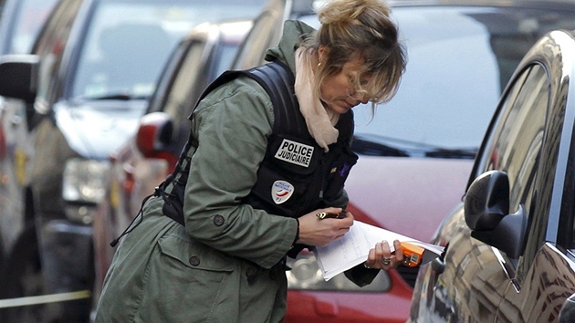 Francouzsk policistka ohledv kody po vbuchu (21. bezna 2012)