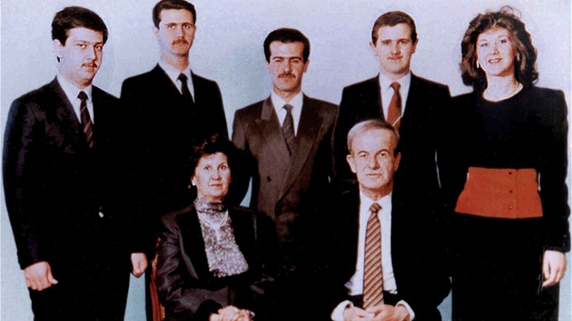 Rodinný portrét vládnoucí syrské dynastie z roku 1985. Tehdejí vládce zem