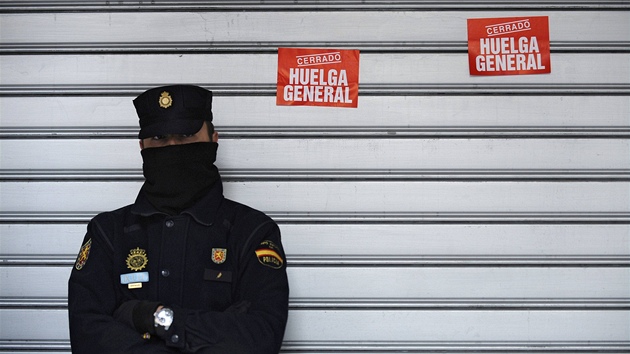 panlsk policista hld zaven obchod v Oviedu (29. dubna 2012)