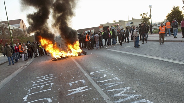 Protestujíc pálí pneumatiky v Burgosu (29. bezna 2011)