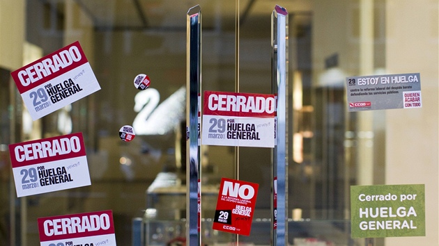 "Zaveno pro generální stávku" oznamují nálepky na dveích madridského obchodu